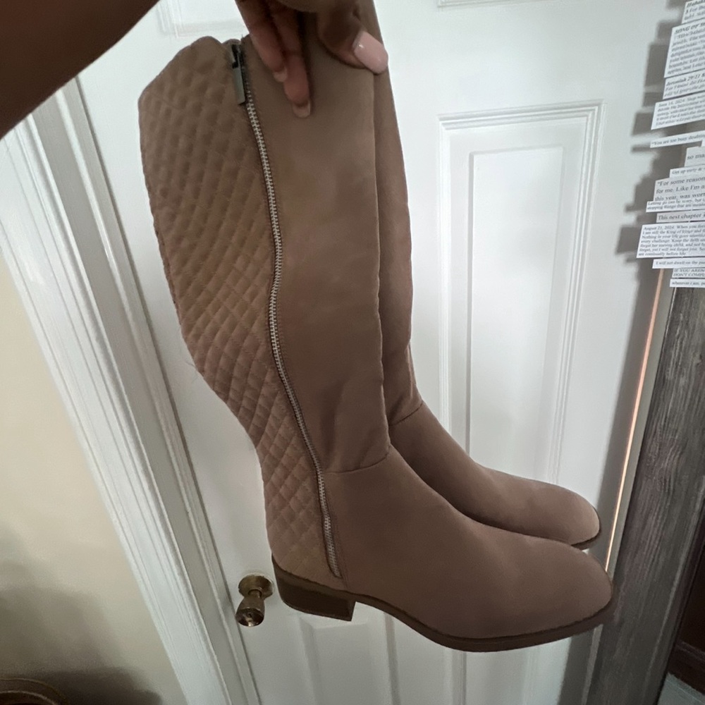 NEVER BEEN WORN TAN BOOTS
